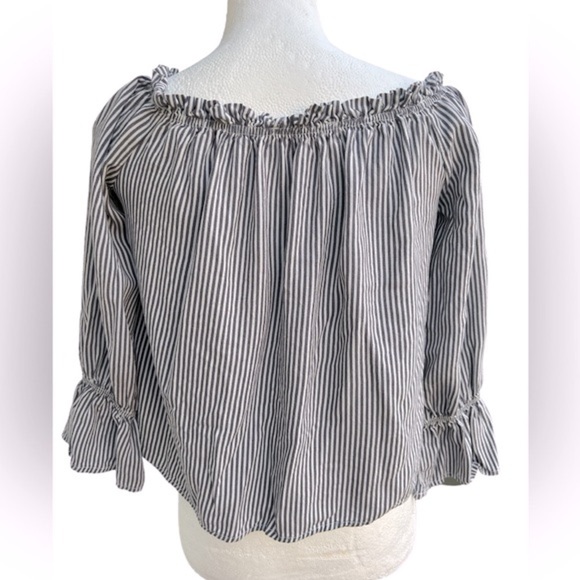 Timing Gray White Striped Off Shoulder Women’s Top Size Medium - Picture 3 of 6